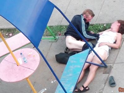 Пьяный бомж жестко отодрал бухую хорину, на детской площадке