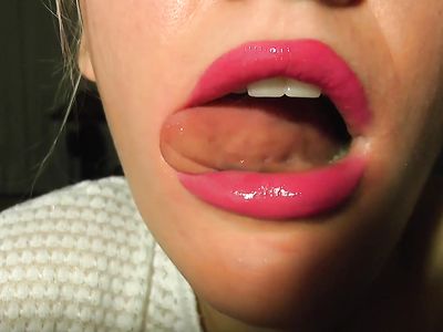 Русская чертовка продемонстрировала свой рабочий рот крупным планом