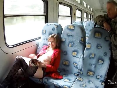 Женщина демонстрирует большие задницу и не только в общественном месте