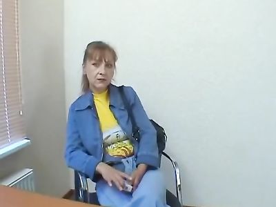 Парень в презервативе трахает на столе женщину в возрасте, пришедшую на порно кастинг