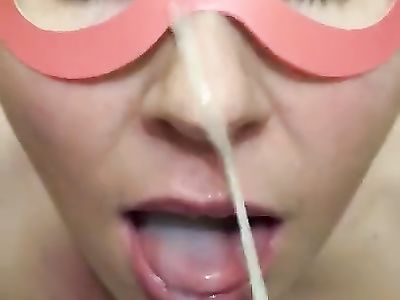 Чувак снял на видео как он кончает на лицо хорошей жены в маске после отсоса